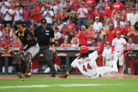 De La Cruz scores in the ninth to lift Reds over Pirates